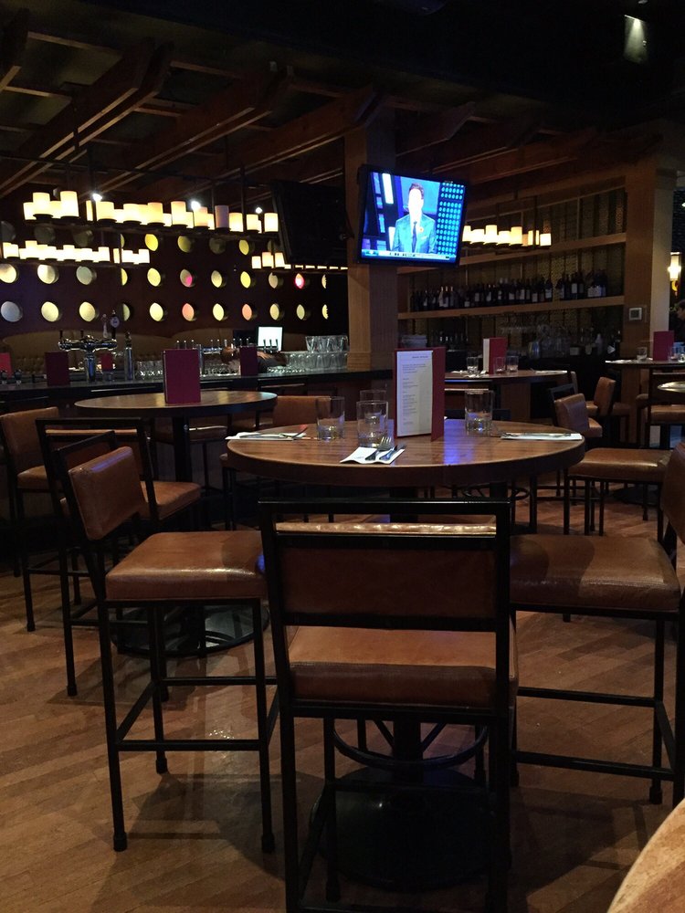 Earls Kitchen + Bar 23 St NE #3030, Calgary