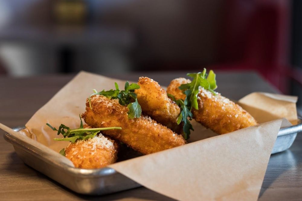 Aioli Gourmet Burgers - 32nd & Shea 10652 N 32nd St, Phoenix