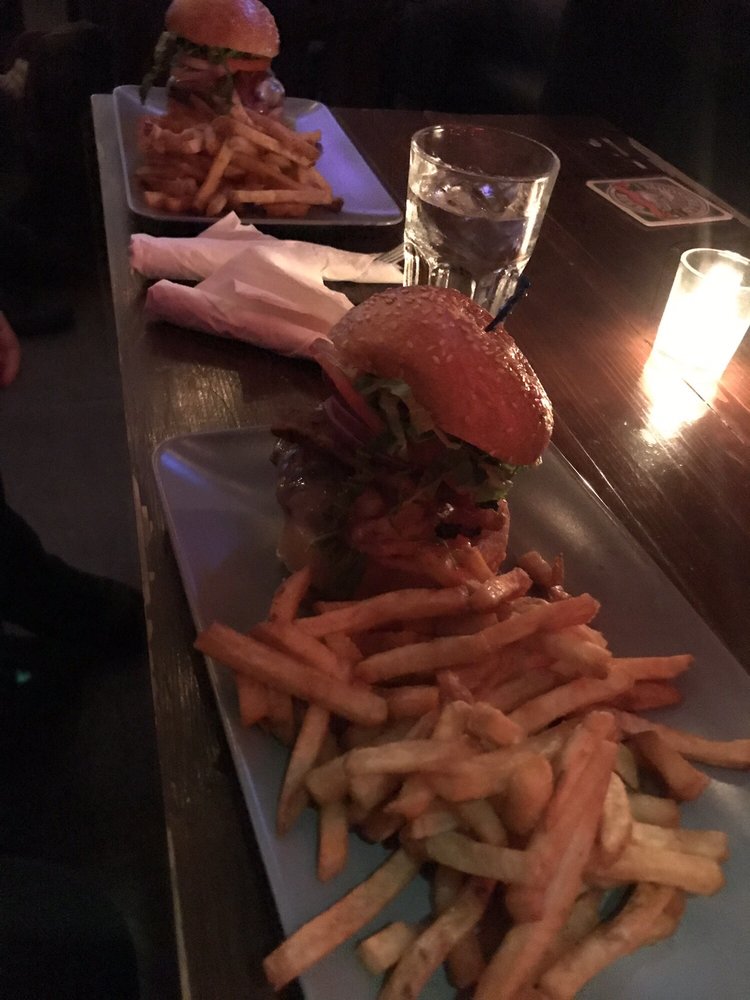 Yagger's Downtown Restaurant & Sports Bar 433 W Pender St, Vancouver
