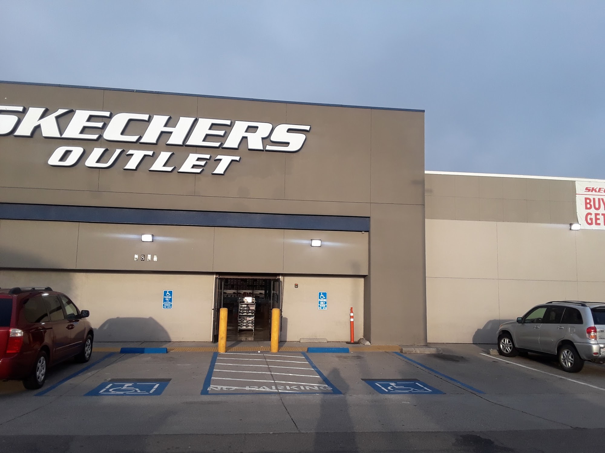 SKECHERS Warehouse Outlet