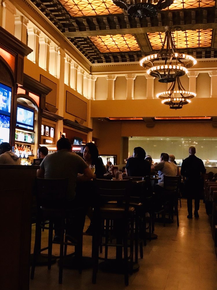 BJ's Restaurant & Brewhouse 234 E Colorado Blvd, Pasadena