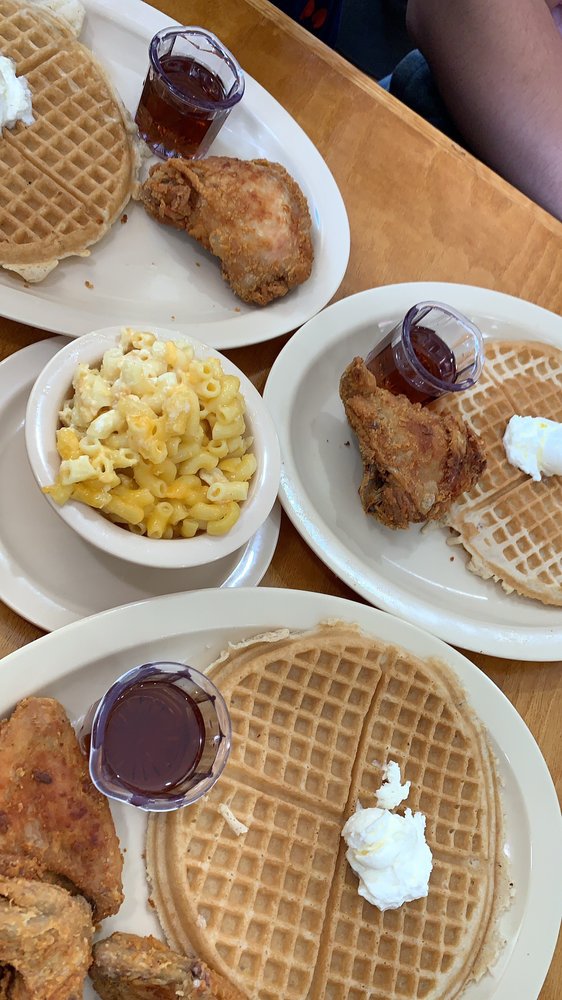 Roscoe's Chicken & Waffles - Pasadena 830 N Lake Ave, Pasadena