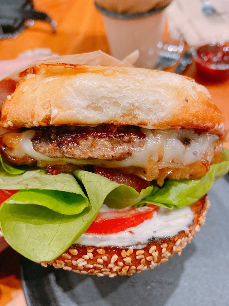 Roam Artisan Burgers 6000 Bollinger Canyon Rd Suite 1101, San Ramon