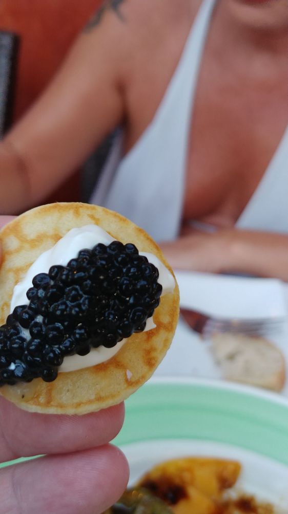 Le petit Restaurant 13360 Ventura Blvd, Sherman Oaks