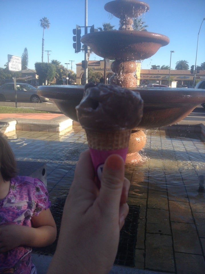 Baskin Robbins 535 E Main St, Tustin