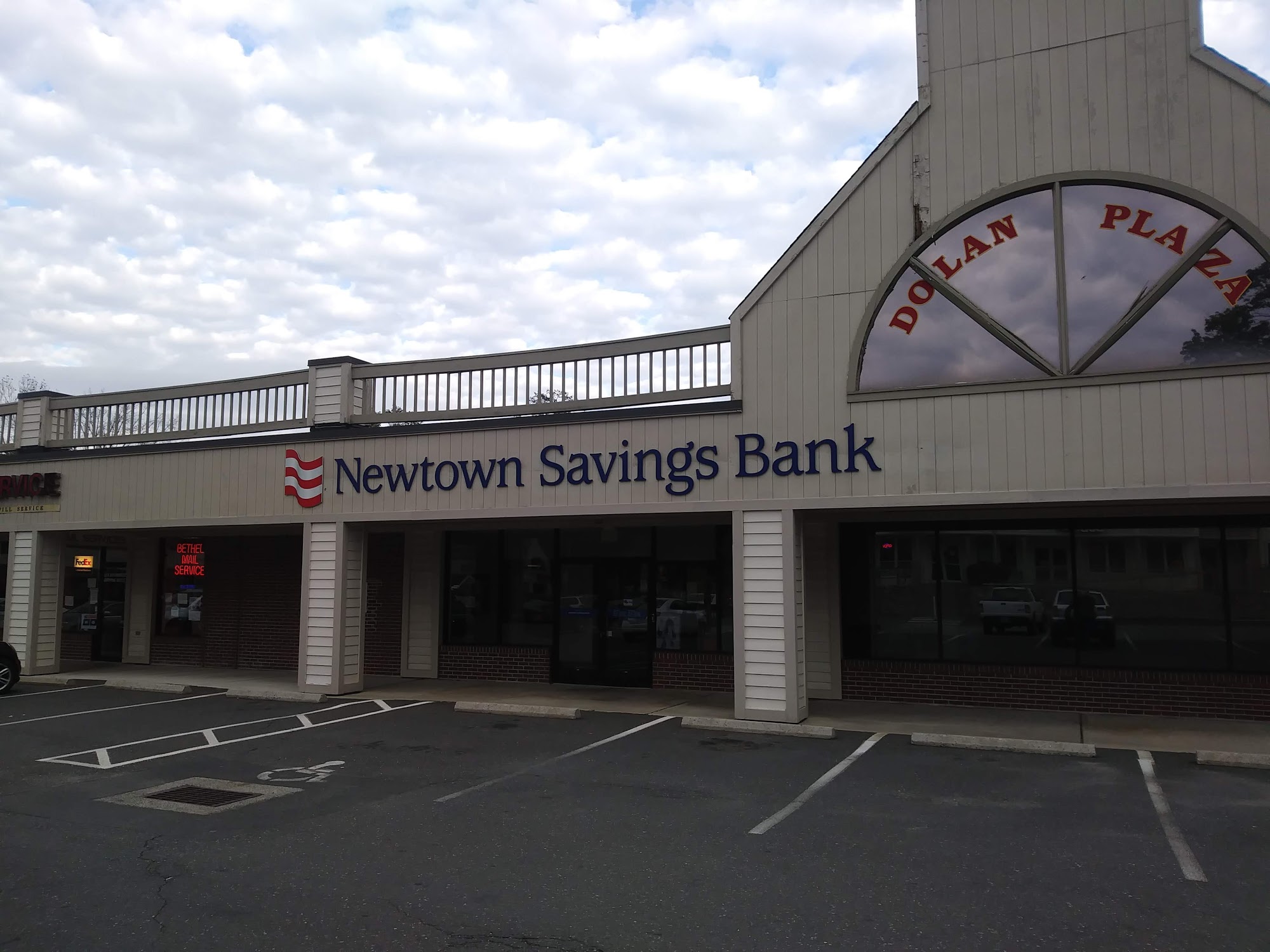 Newtown Savings Bank - Bethel: Dolan Plaza