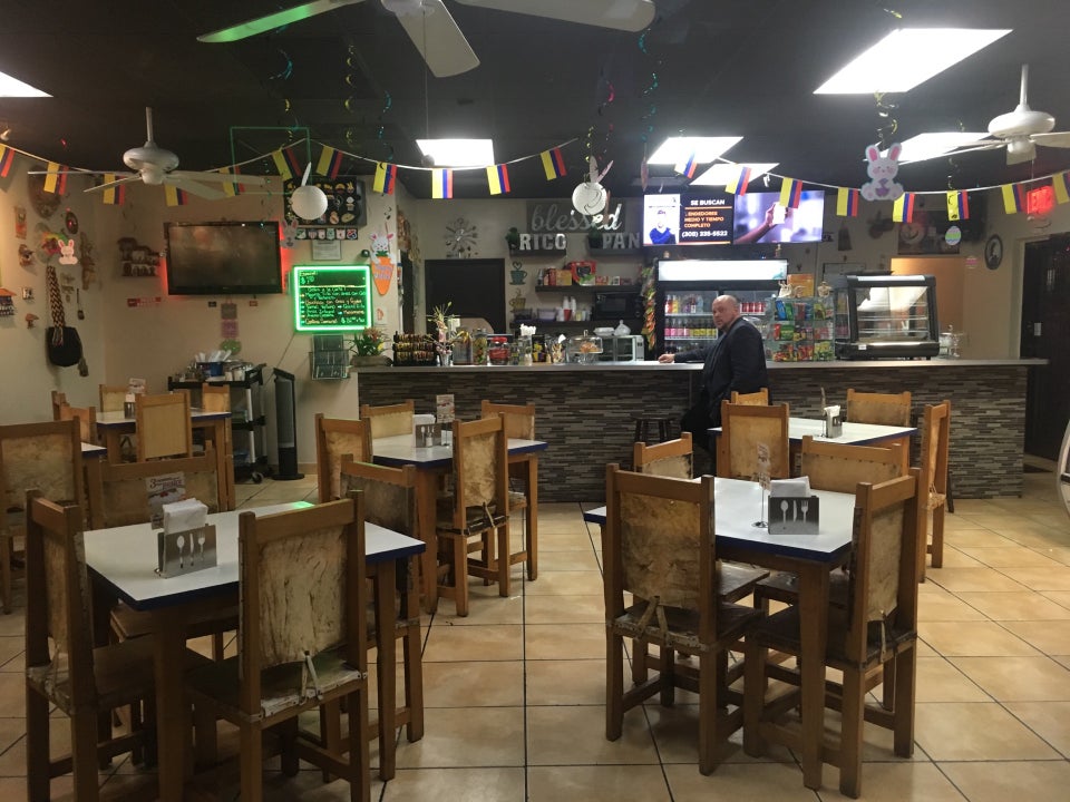 Restaurante Rico Pan 7682 NW 186th St, Hialeah
