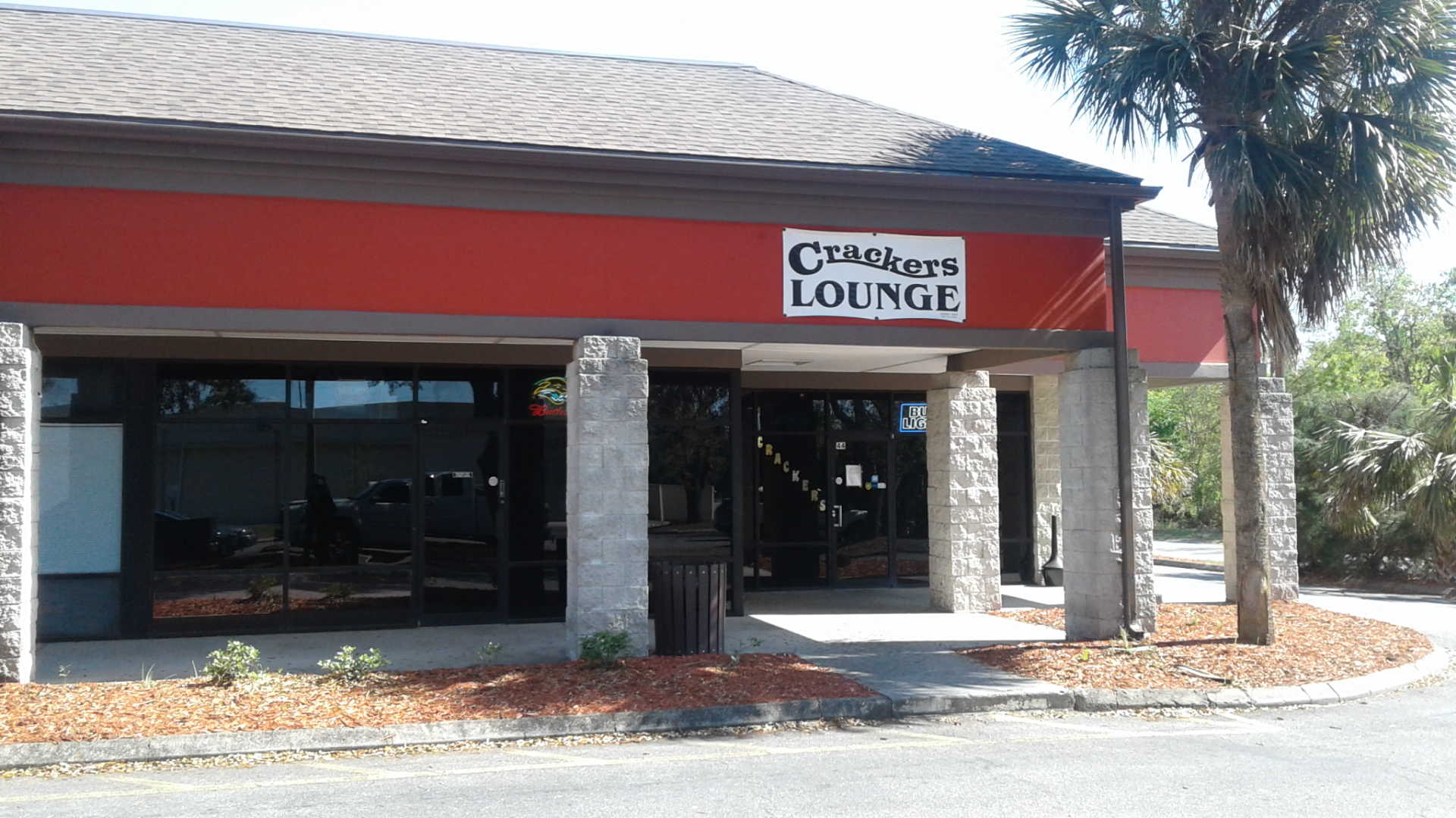 Crackers Lounge & Package