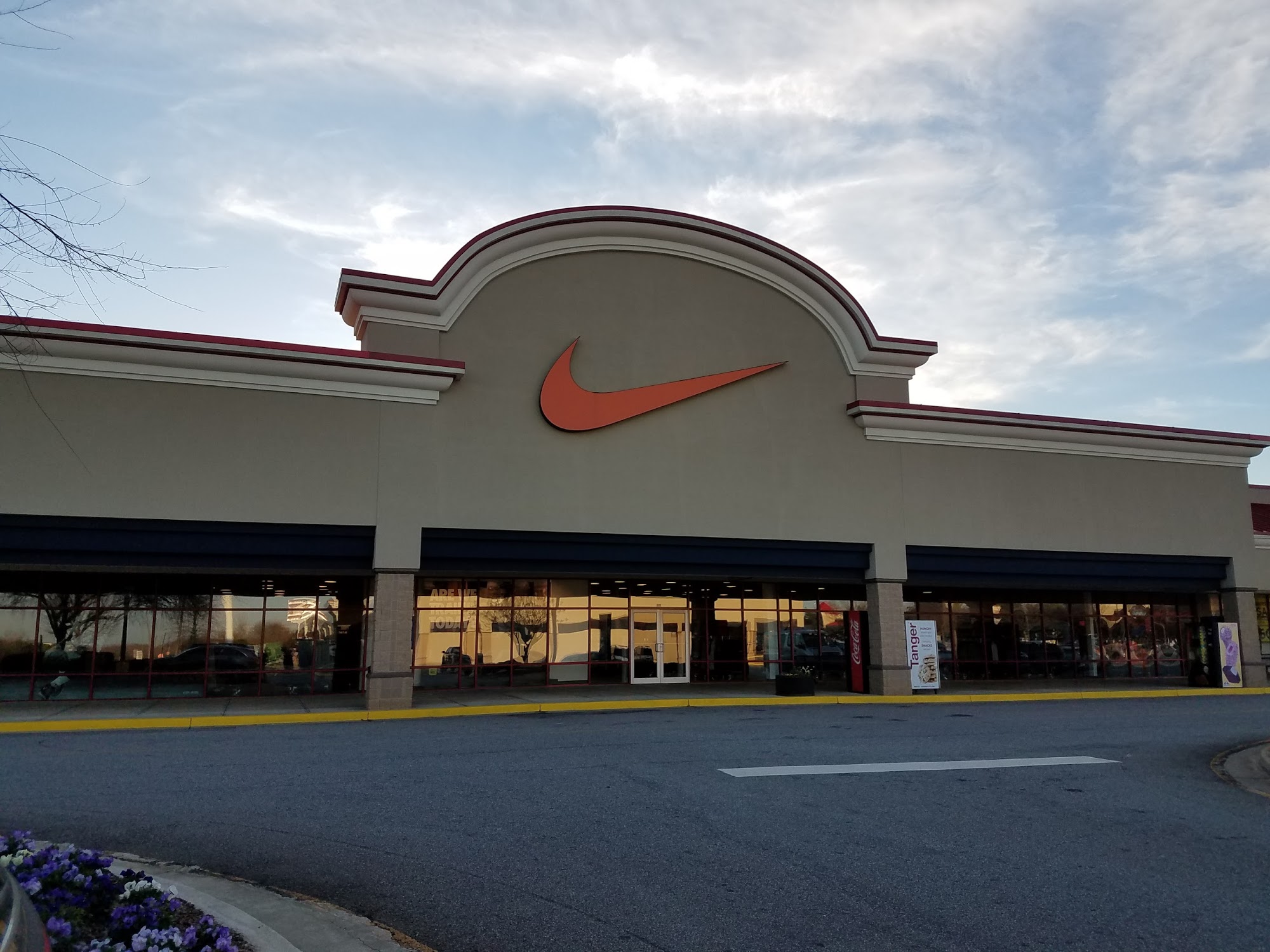 Nike Factory Store - Commerce