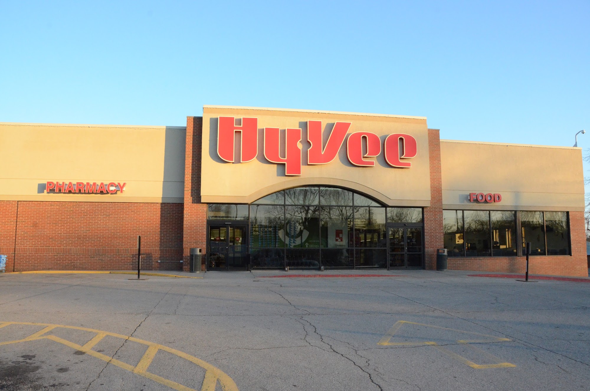 Hy-Vee Grocery Store