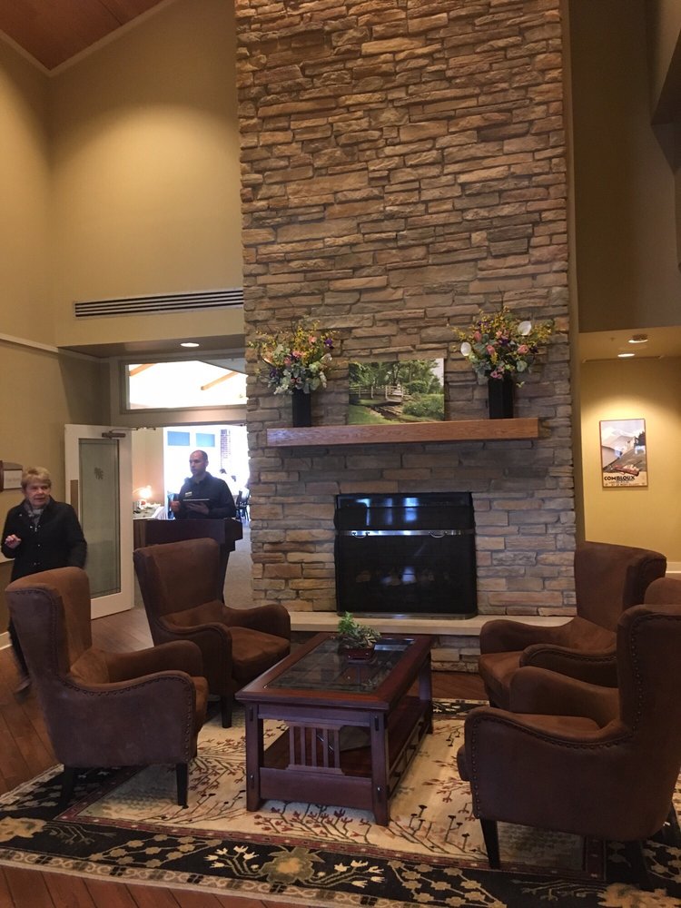 Red Oak Room 27W270 Mack Rd, Wheaton