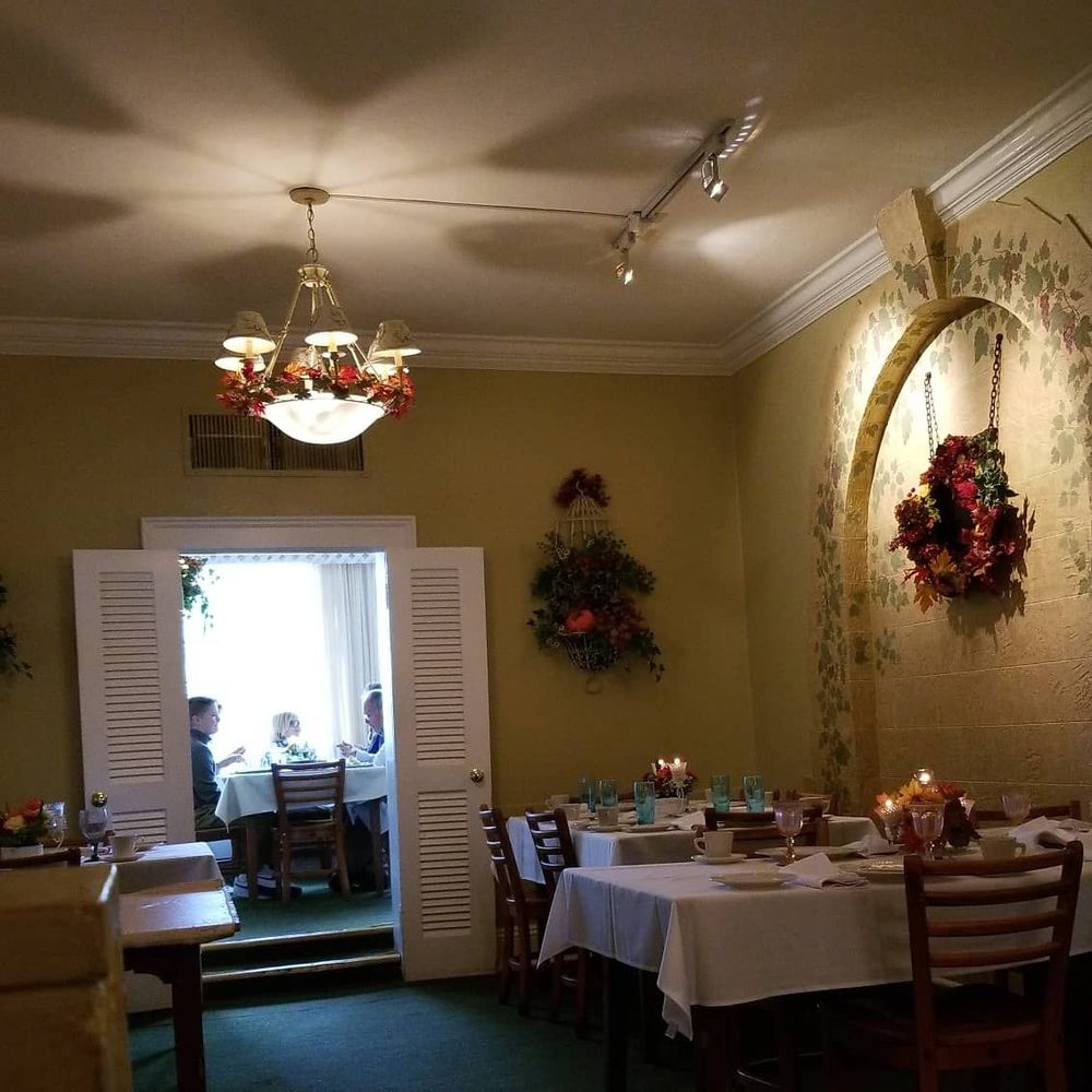 Iron Skillet Restaurant 2489 W 30th St #2268, Indianapolis