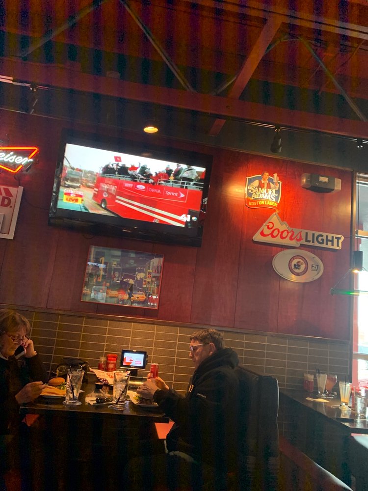Red Robin Gourmet Burgers and Brews 8657 W 135th St, Overland Park