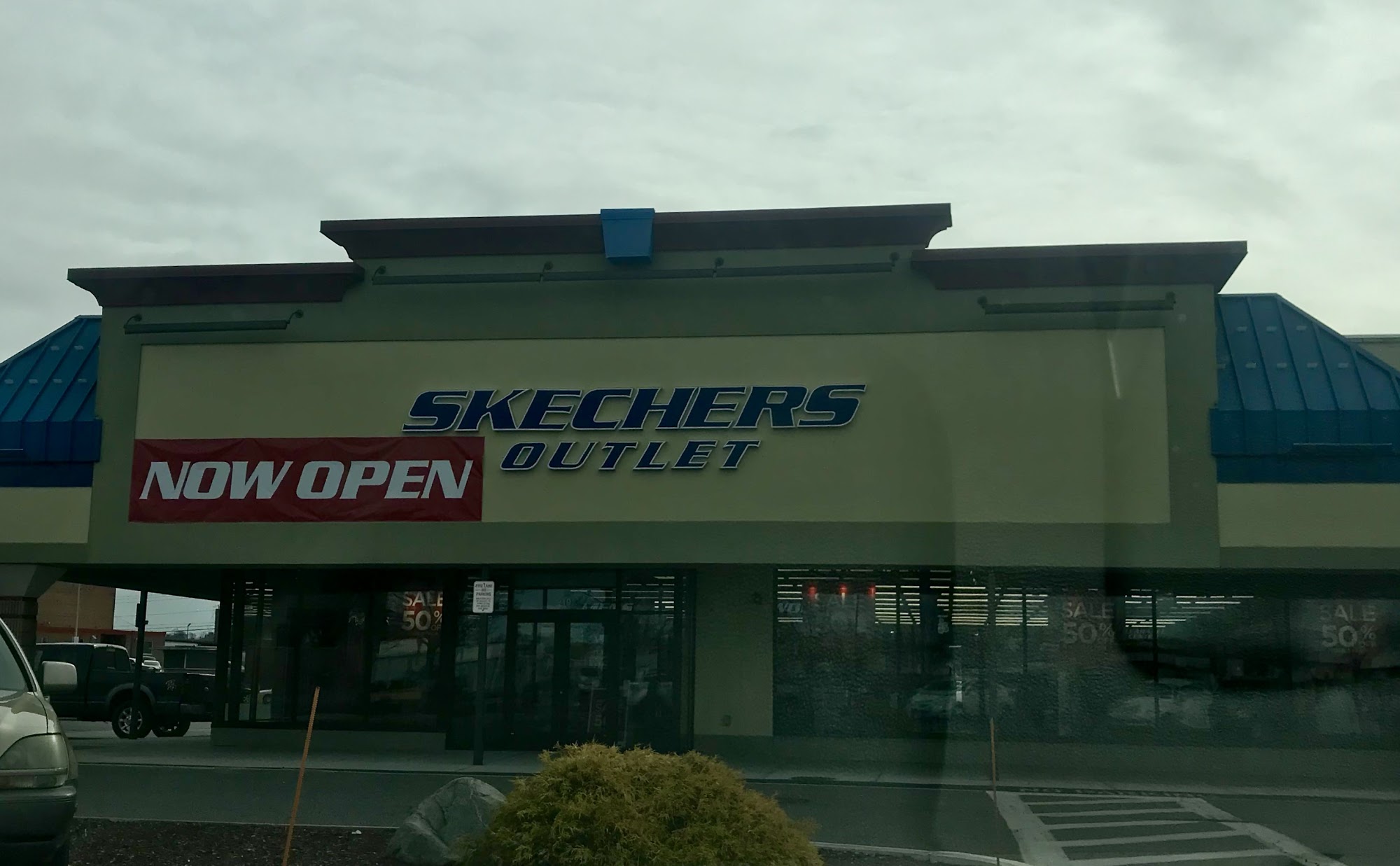 SKECHERS Warehouse Outlet