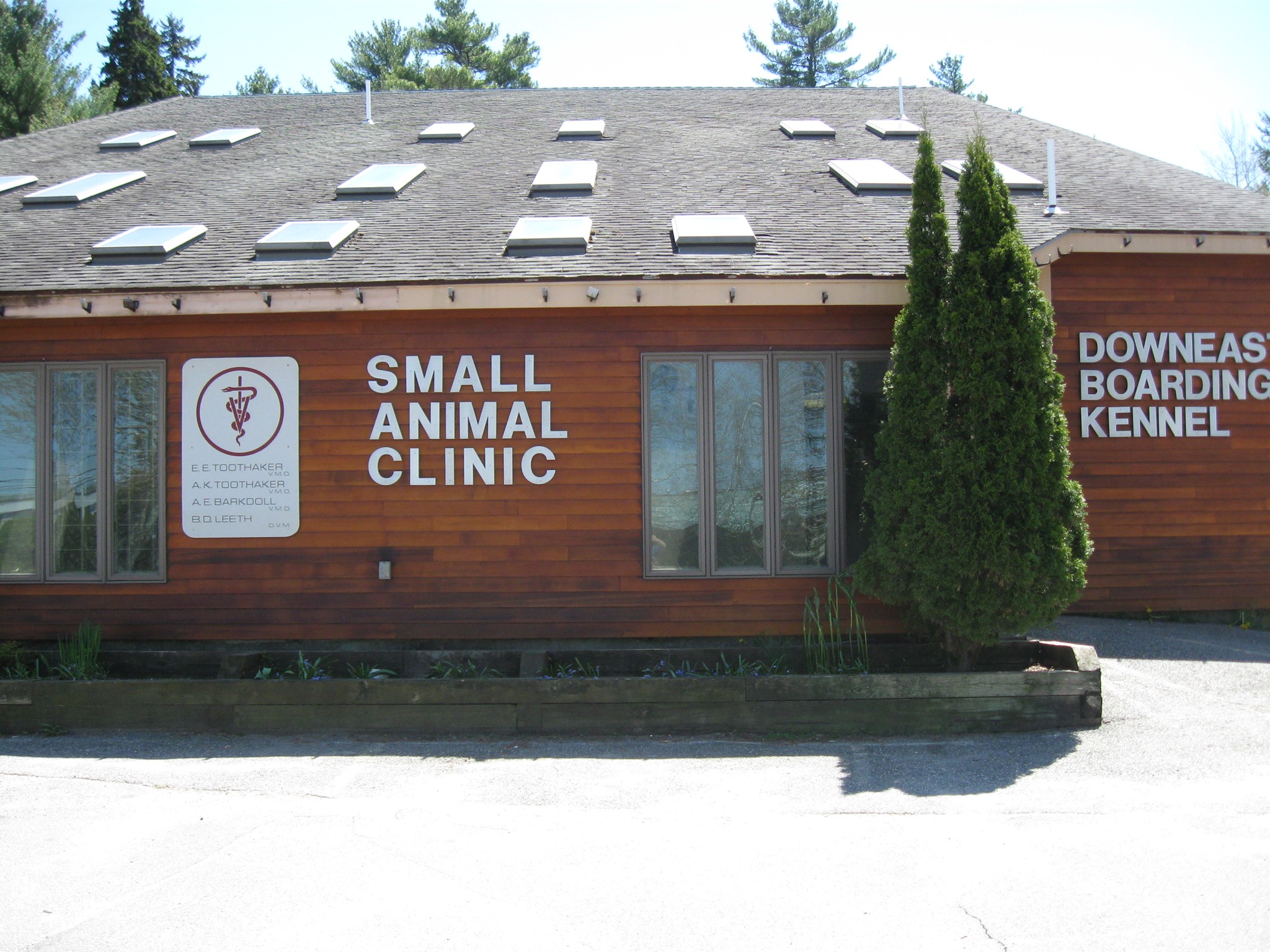Small Animal Clinic: Toothbaker Eugene E DVM