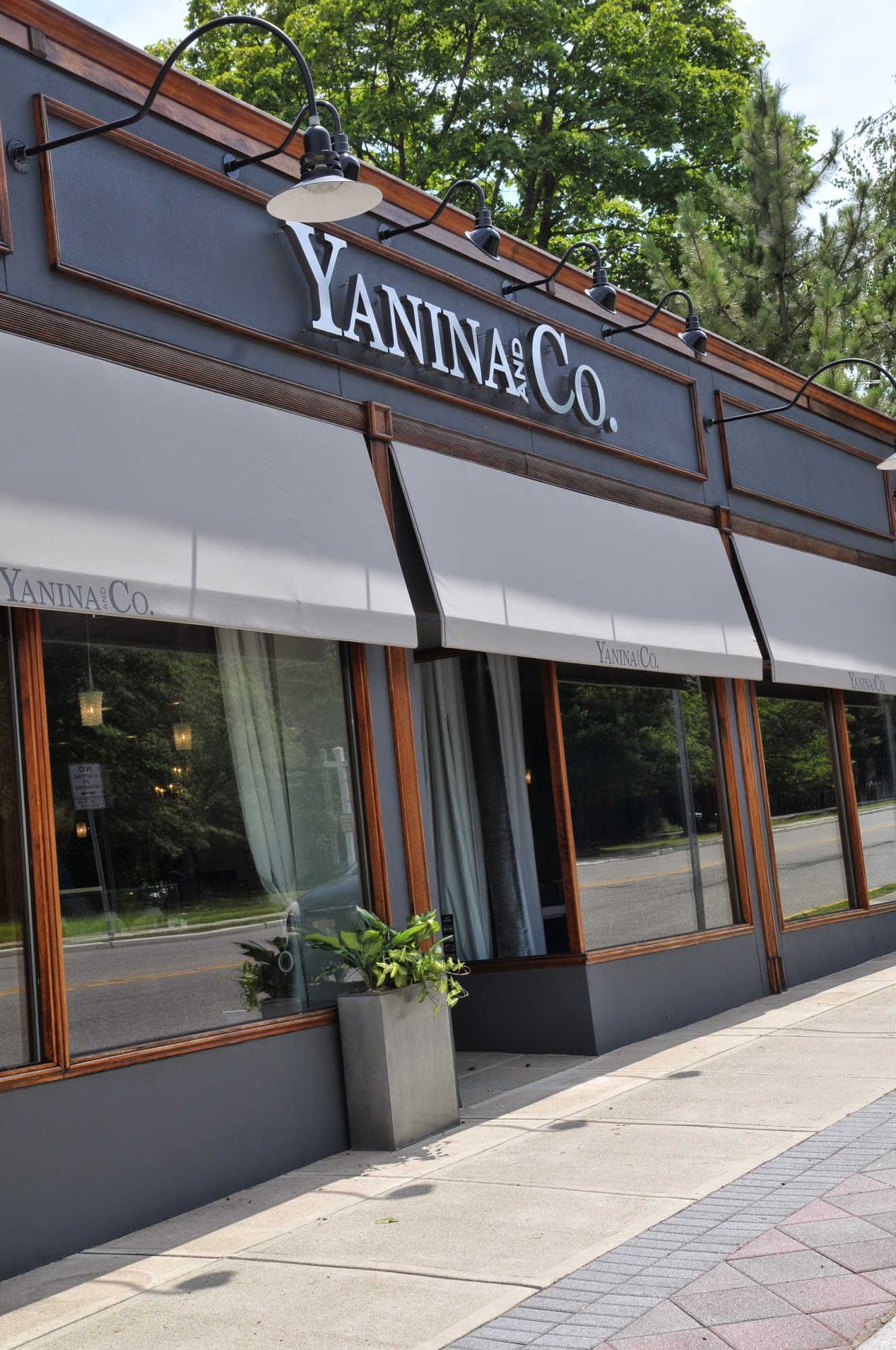 Yanina & Co.