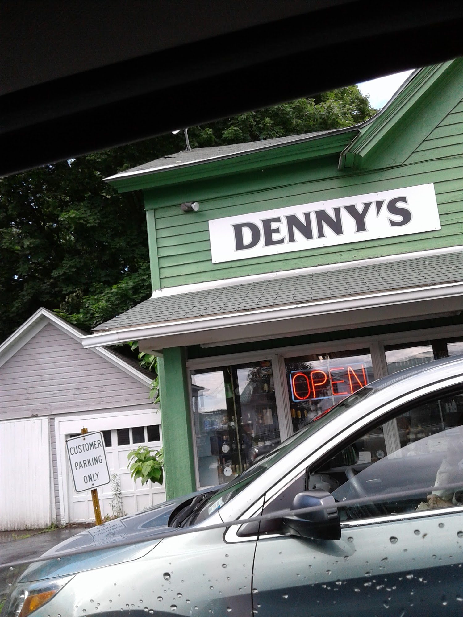 Denny's Liquors