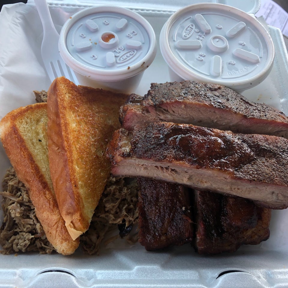 Knotty Pig BBQ, Burger & Chili House 6835 E 15th St, Tulsa