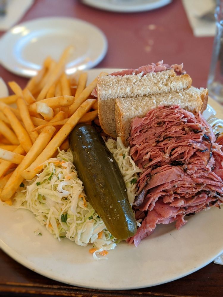 Peter's On Eglinton Restaurant 1035 Eglinton Ave E, Mississauga