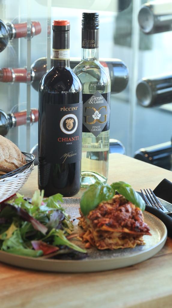 Posta Italbar Cucina 31 Lakeshore Rd E, Mississauga