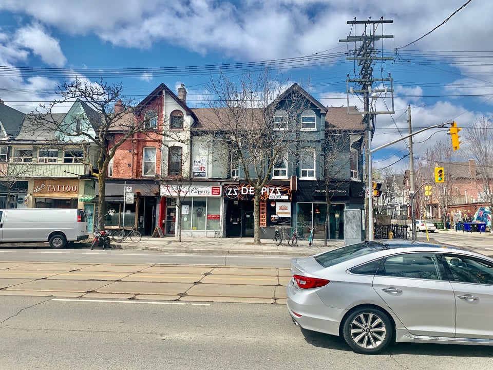 DEEPIZZ Pizzeria 384 College St, Toronto