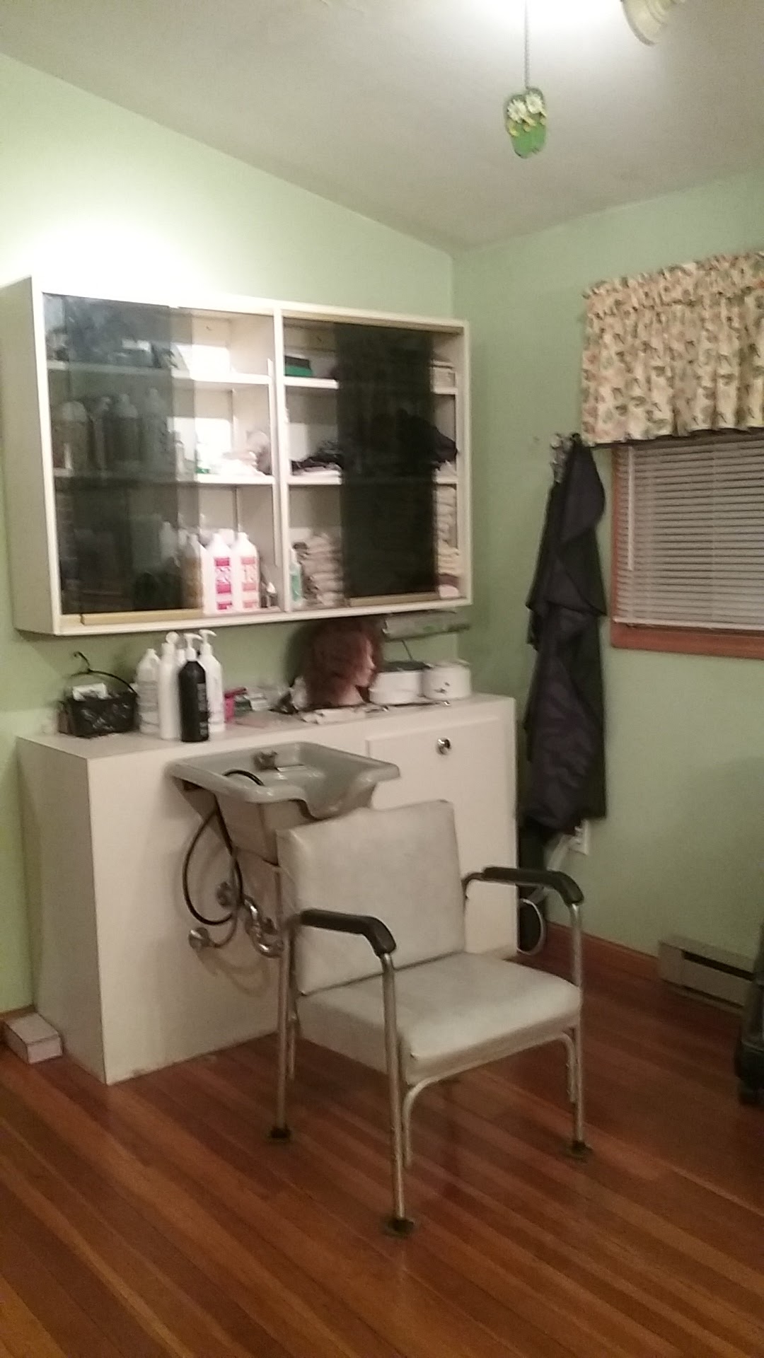 Mona's Hair Station