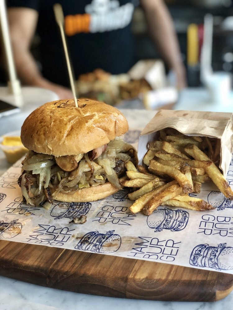 QDC Burger Saint-Viateur 210 Rue Saint- Viateur O, Montréal
