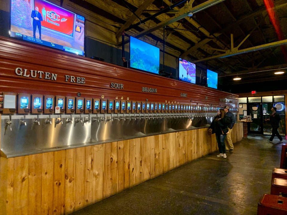 Pour Taproom: Greenville 7 Falls Park Dr, Greenville