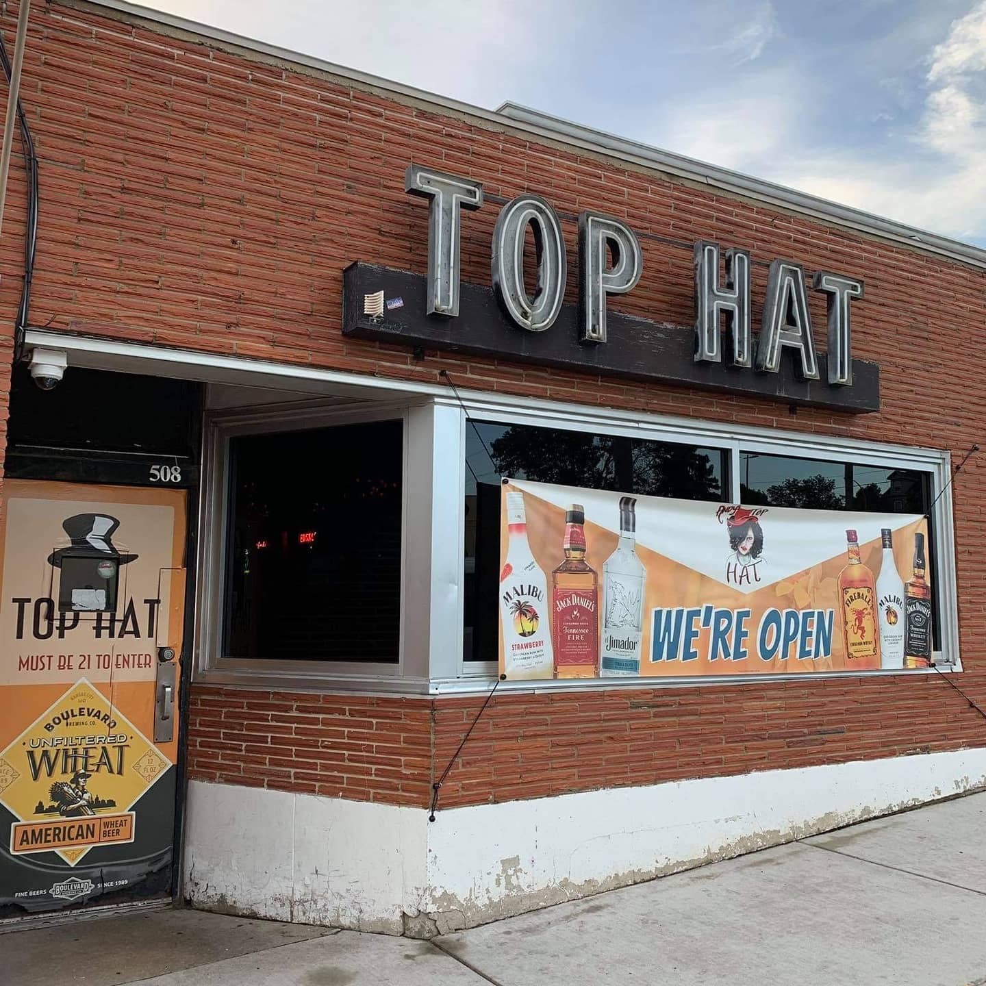 Top Hat Bar & Lounge
