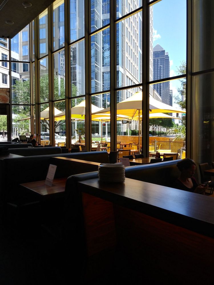 Doc B's Restaurant + Bar (Uptown Dallas) 2021 McKinney Ave #190, Dallas