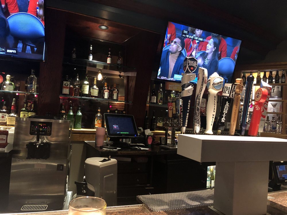 Red Robin Gourmet Burgers and Brews 1024 Eden Way N, Chesapeake