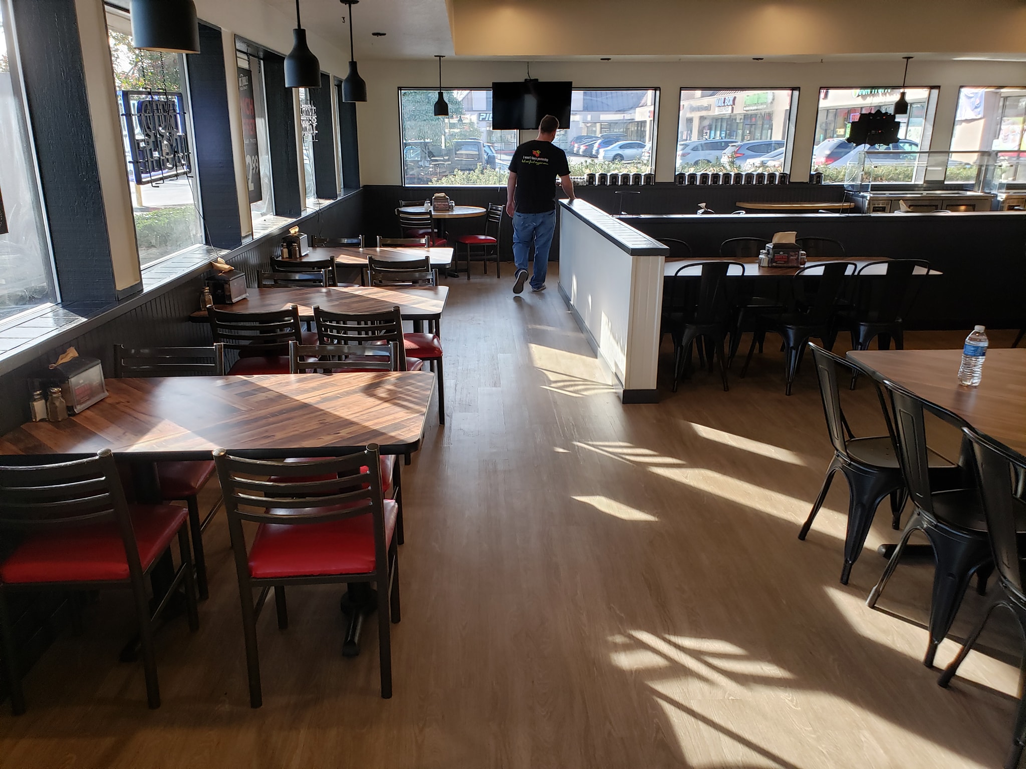 Round Table Pizza 302 SW 43rd St, Renton