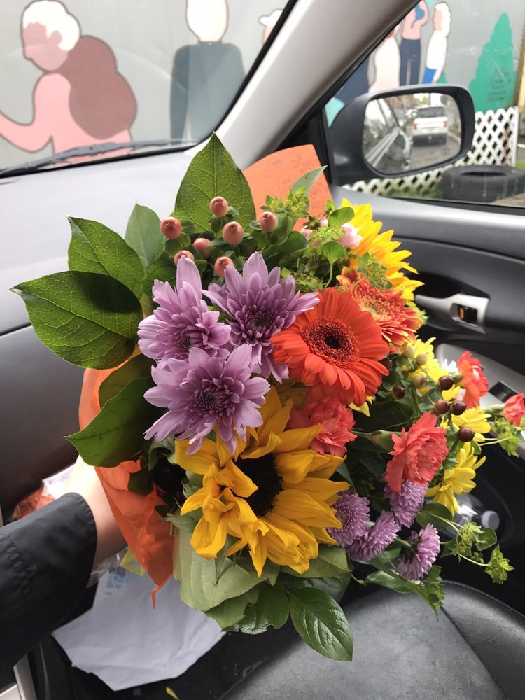 Grassi's Flowers & Gifts 2811 Bridgeport Way W, University Place