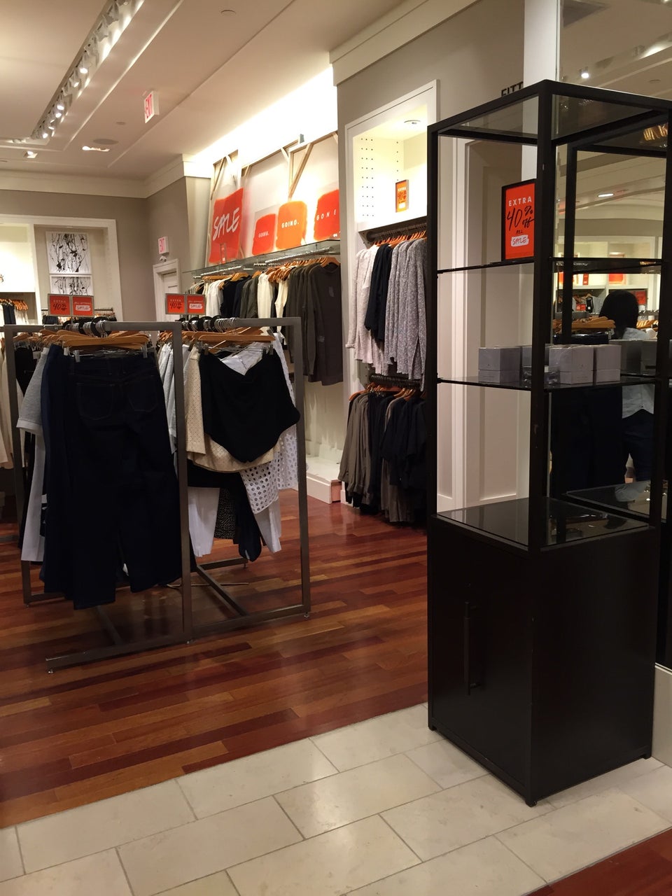 Banana Republic 495 West Northshore Drive, Glendale